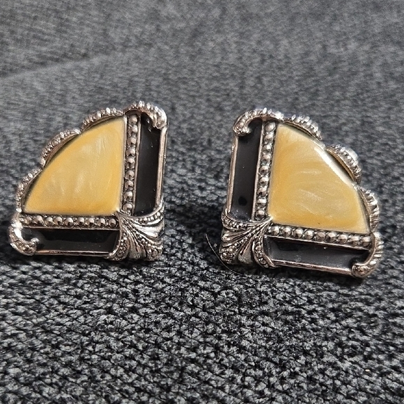 Avon‎ Vintage Black & Yellow Ornate Silver Tone Set- Brooch & Earrings - Picture 2 of 5